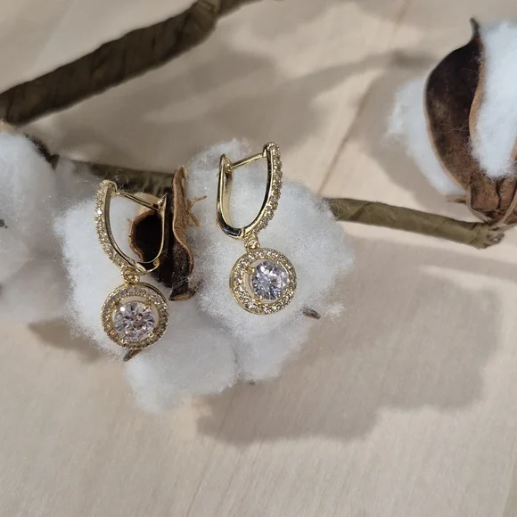 ππNEWππ GORGEOUS!! CZ Drop Dangle Earrings in GOLD Plating - Picture 7 of 16